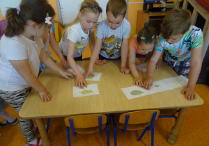 Dzieci układają historię rozwoju żaby.